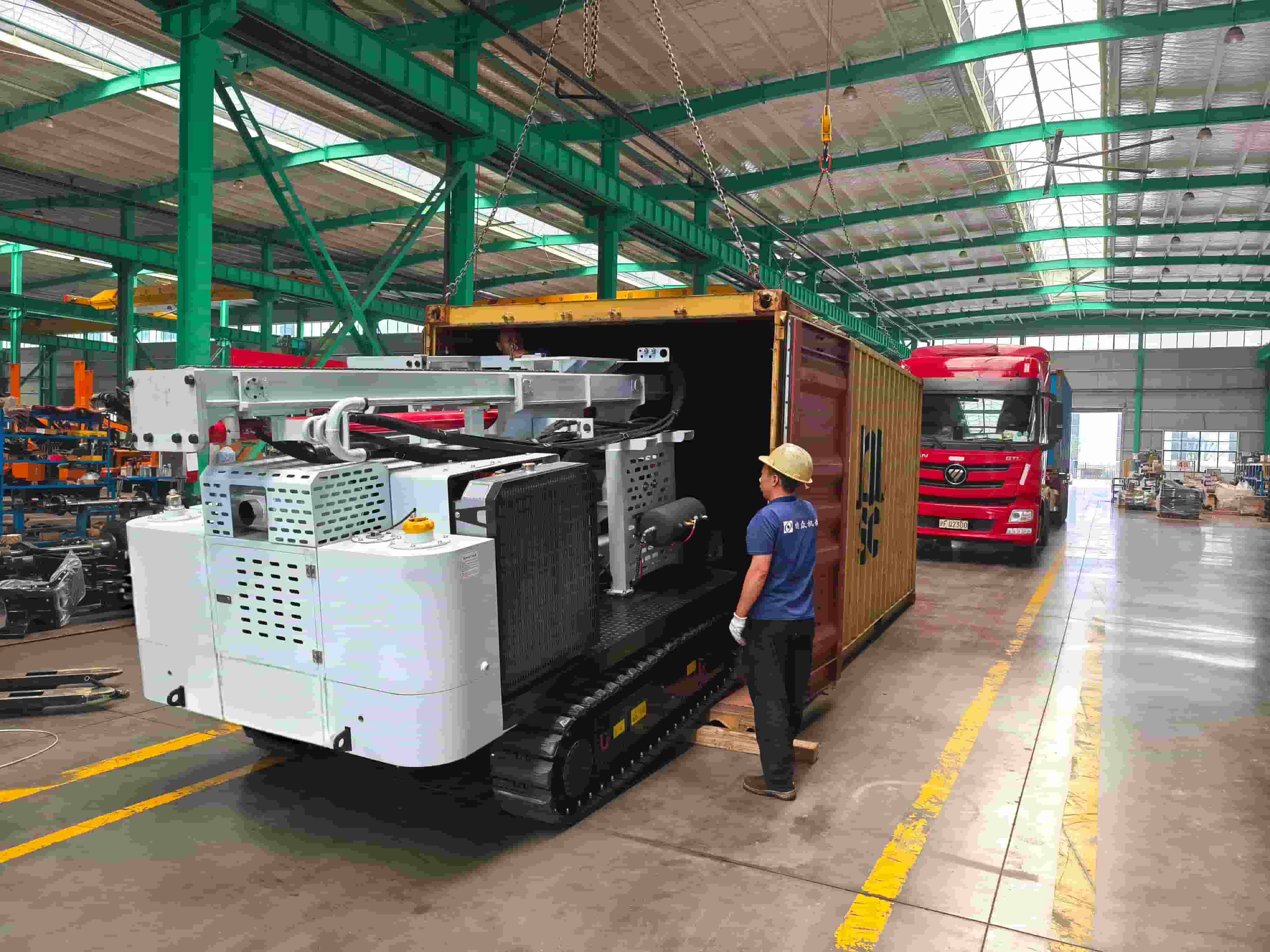Pemancang Tiang Pancang Tenaga Surya TZ536 dengan Mesin Cummins Euro V & Fungsi Pembersihan Mandiri Dikirim ke Italia
