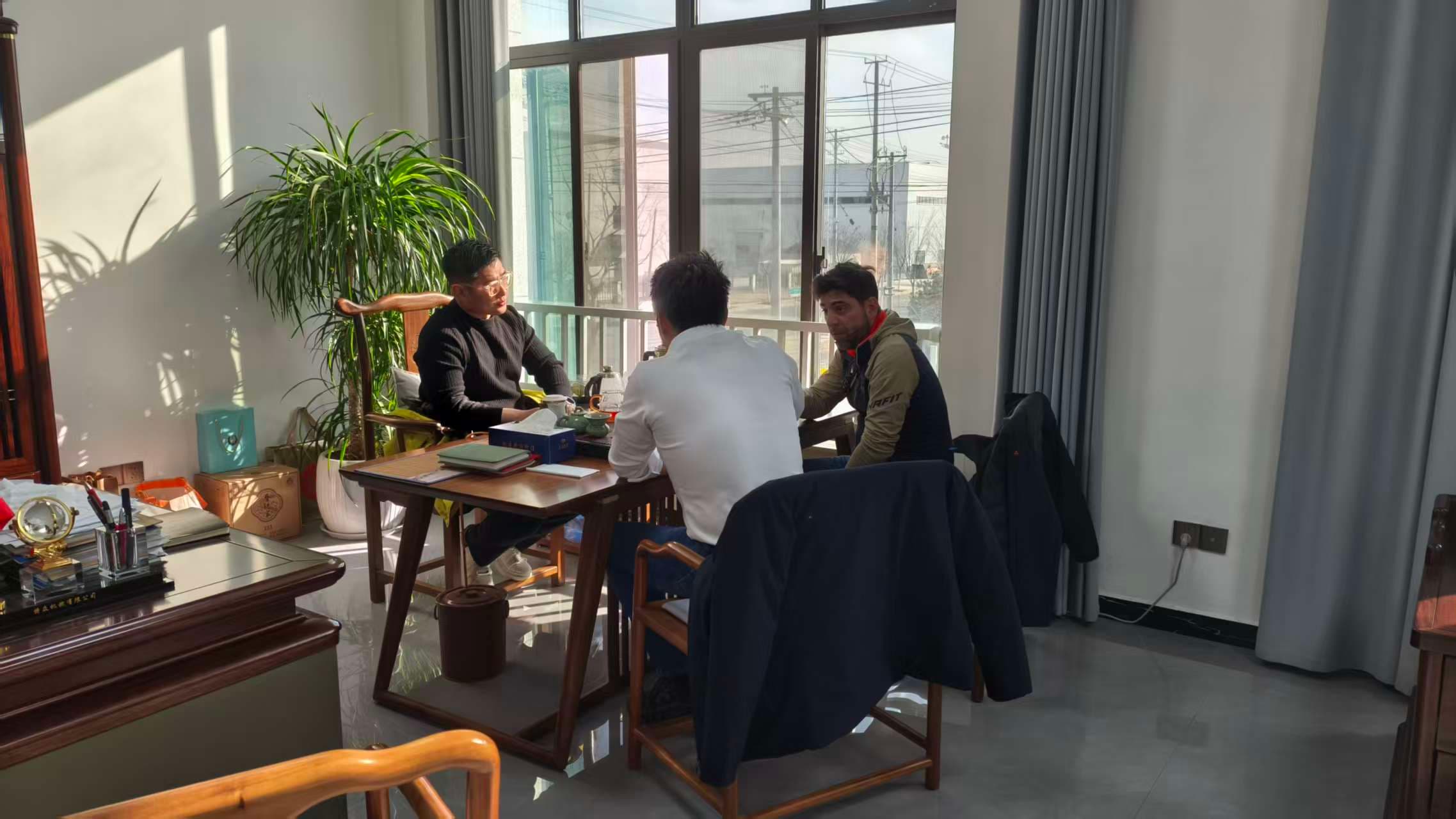 Klien Italia Mengunjungi Pabrik Anhui Tezhong untuk Mengalami Produksi Mesin Pancang Tenaga Surya yang Disesuaikan