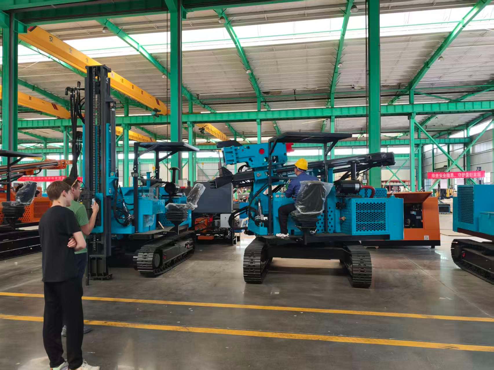 Pengakuan dari Jauh: Klien Eropa Timur Mengunjungi Tezhong Machinery untuk Menjajaki Kerja Sama Baru di Bidang Teknik Fotovoltaik