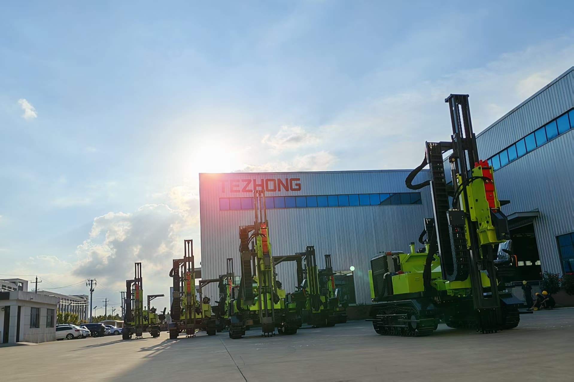 Terobosan Signifikan di Pasar Timur Tengah: TeZhong Machinery Mengirimkan 10 Unit Mesin Pemancang Tiang Tenaga Surya TZ536 ke Arab Saudi